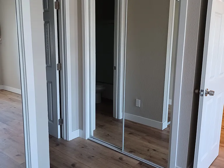 Roscoe Apartments — Photo 15
