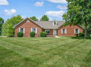 5221 Live Oak Dr, Smithton, IL 62285