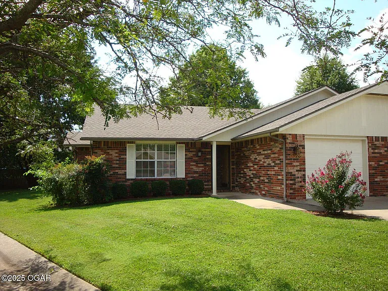 3328 Poplar Dr — Photo 1