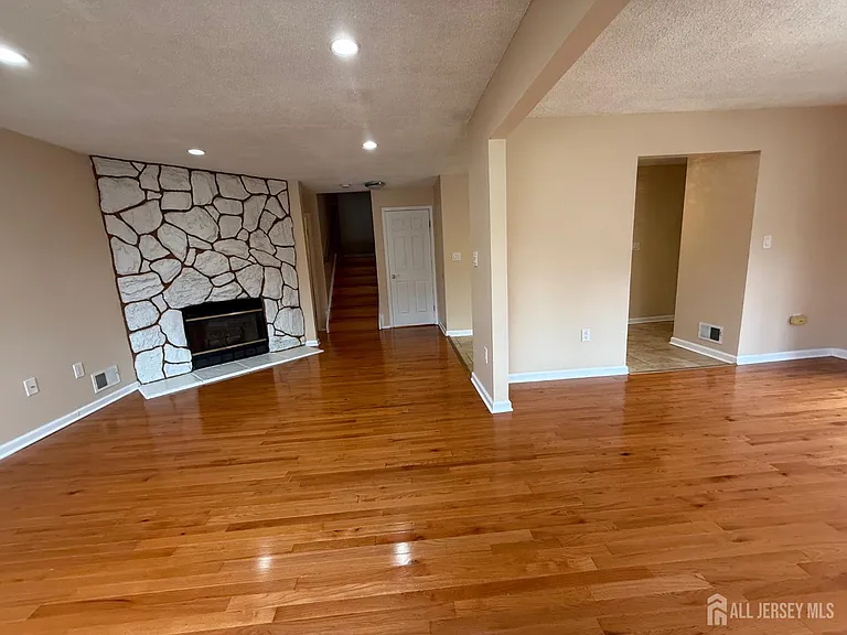 1302 Edison Glen Ter — Photo 8
