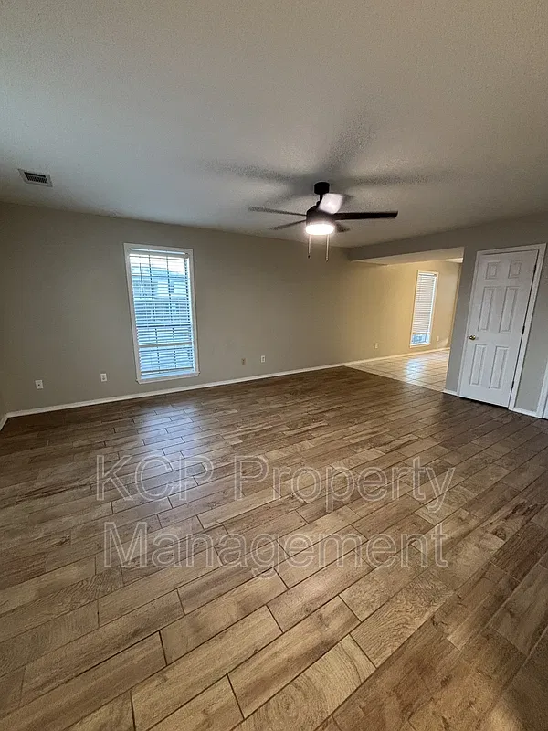1125 Farley Cir — Photo 2