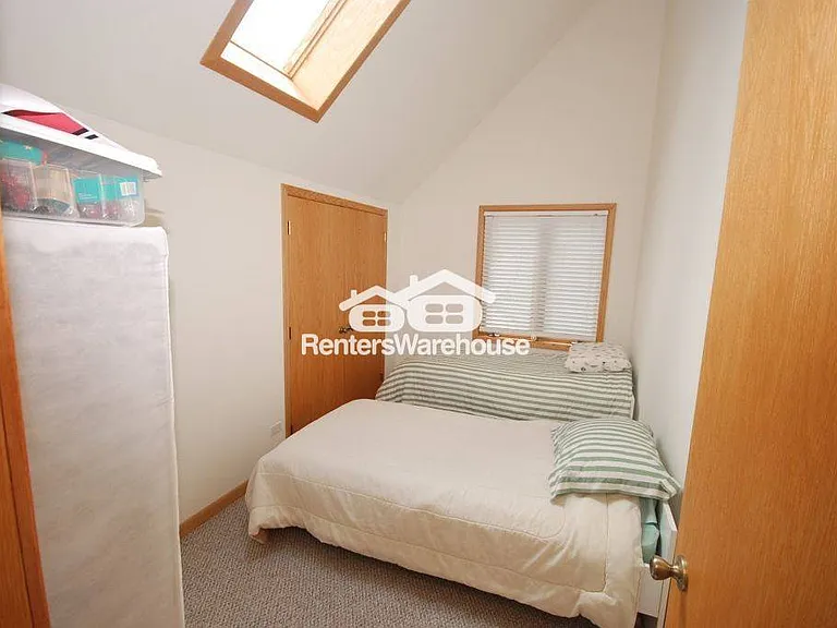 2310 N Lake Dr — Photo 3