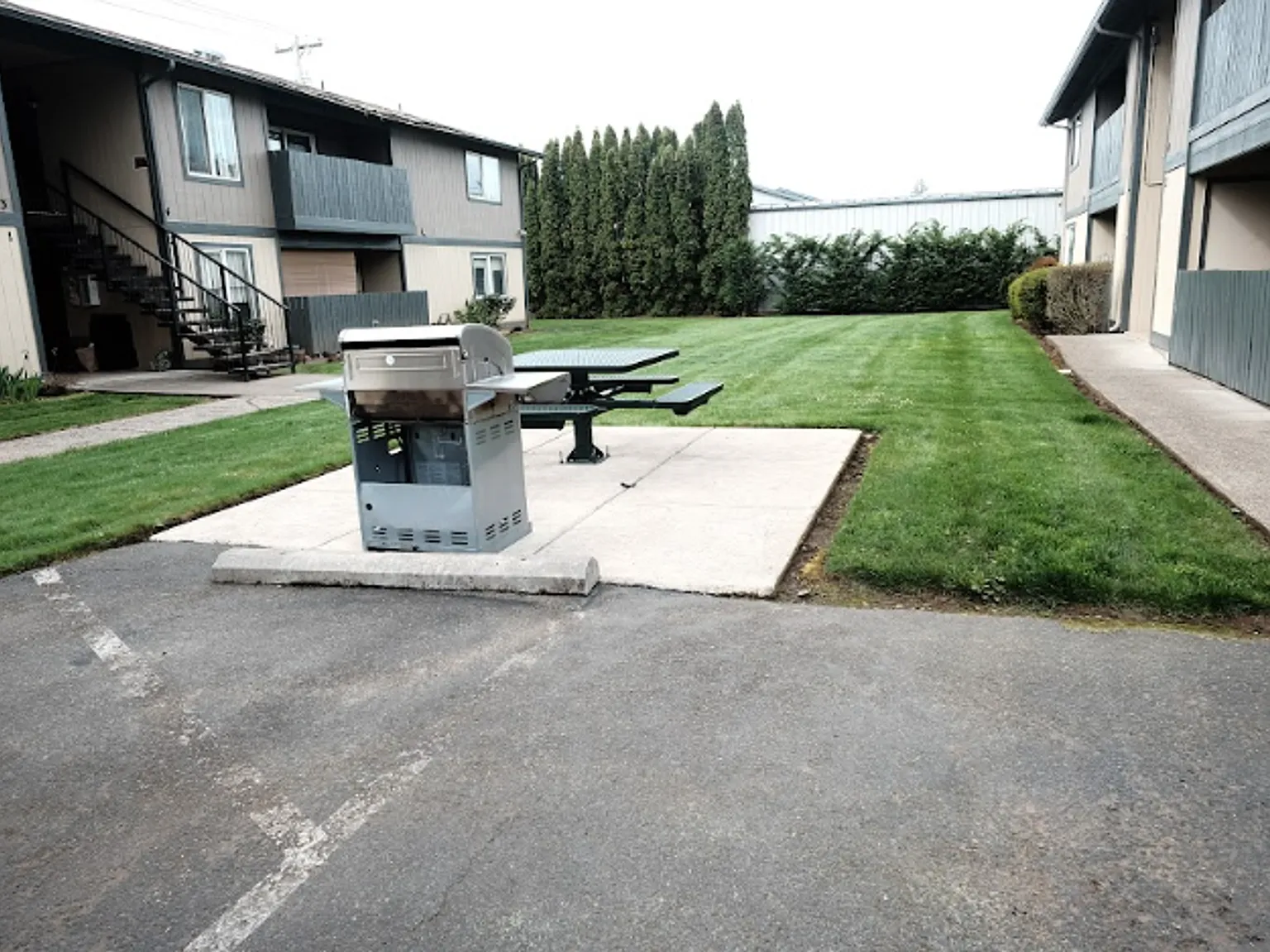 Cedars in Sweethome ** Walk in Closets, on site laundry in a lovely Community — Photo 3