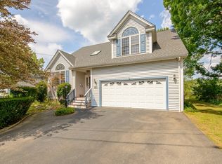 220 River Rd, Lowell, MA 01852