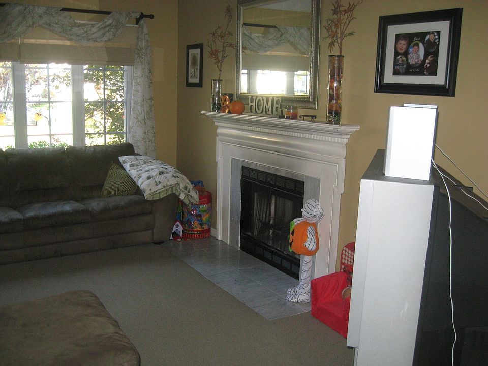 Family Room w/Fireplace