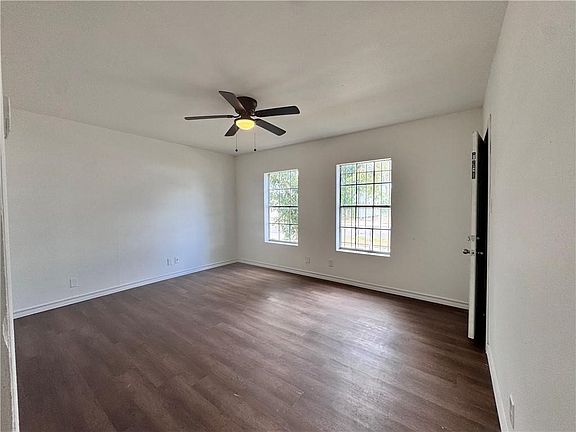 4th image of 907 Elizabeth St