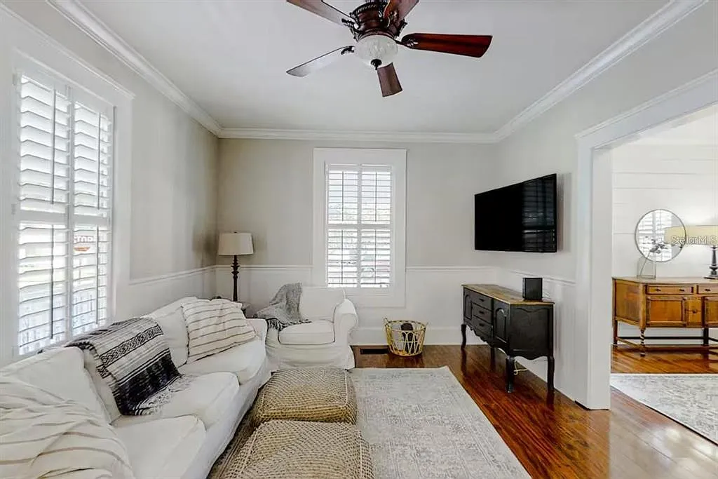 5 bed, 2.5 bath, 2208 sqft, $5,250 — Photo 4