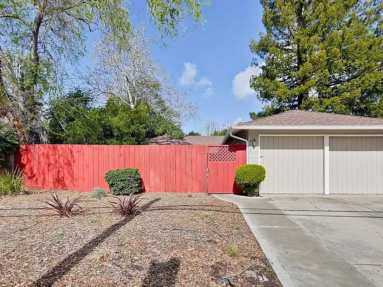 907 Embarcadero Rd — Photo 1