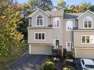 8 Ledger View Ct, Highland Mills, NY 10930