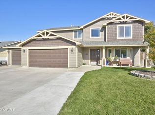 205 Clemans Ave, Moxee, WA 98936