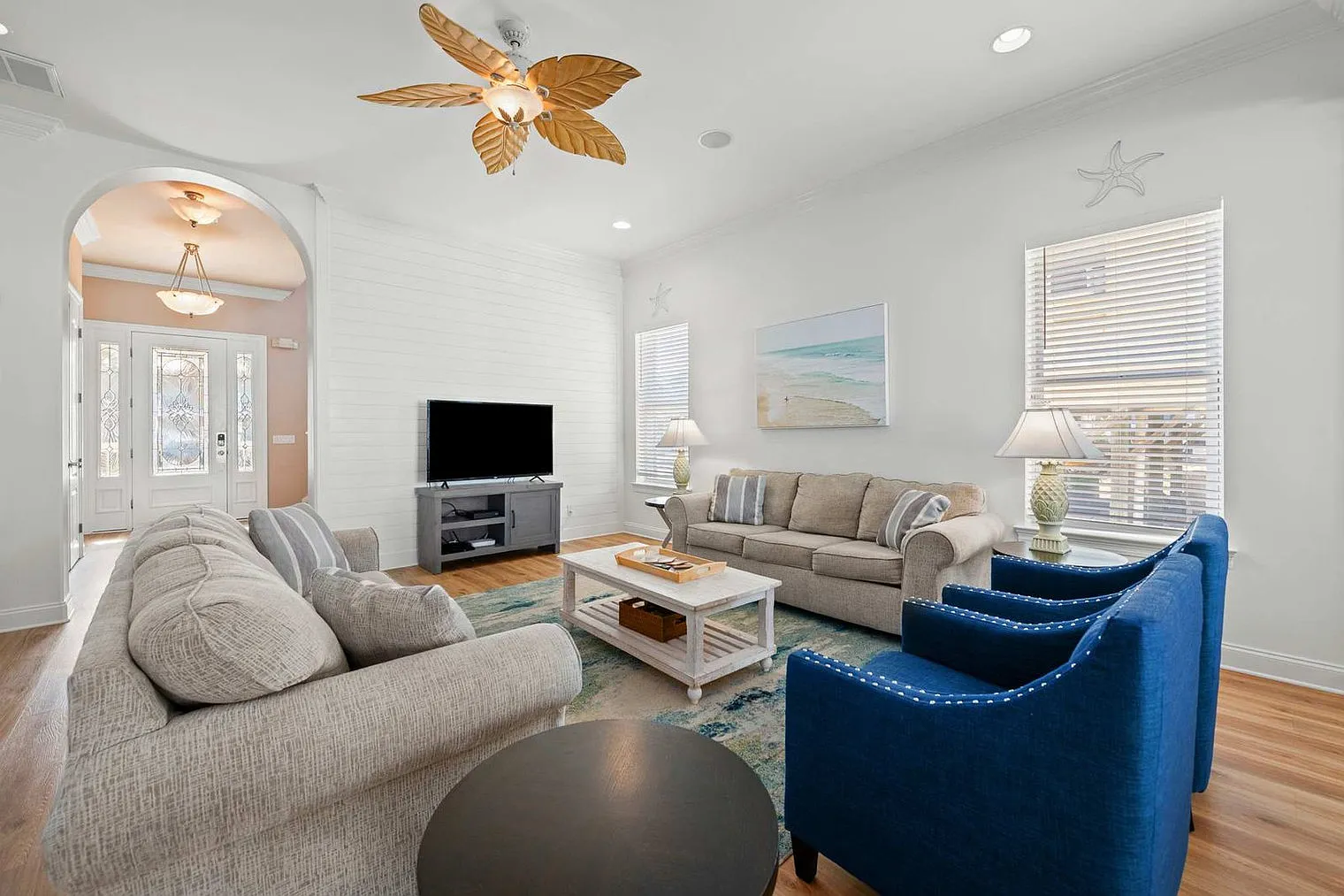 5 bed, 3.0 bath, 3433 sqft, $8,204 — Photo 2