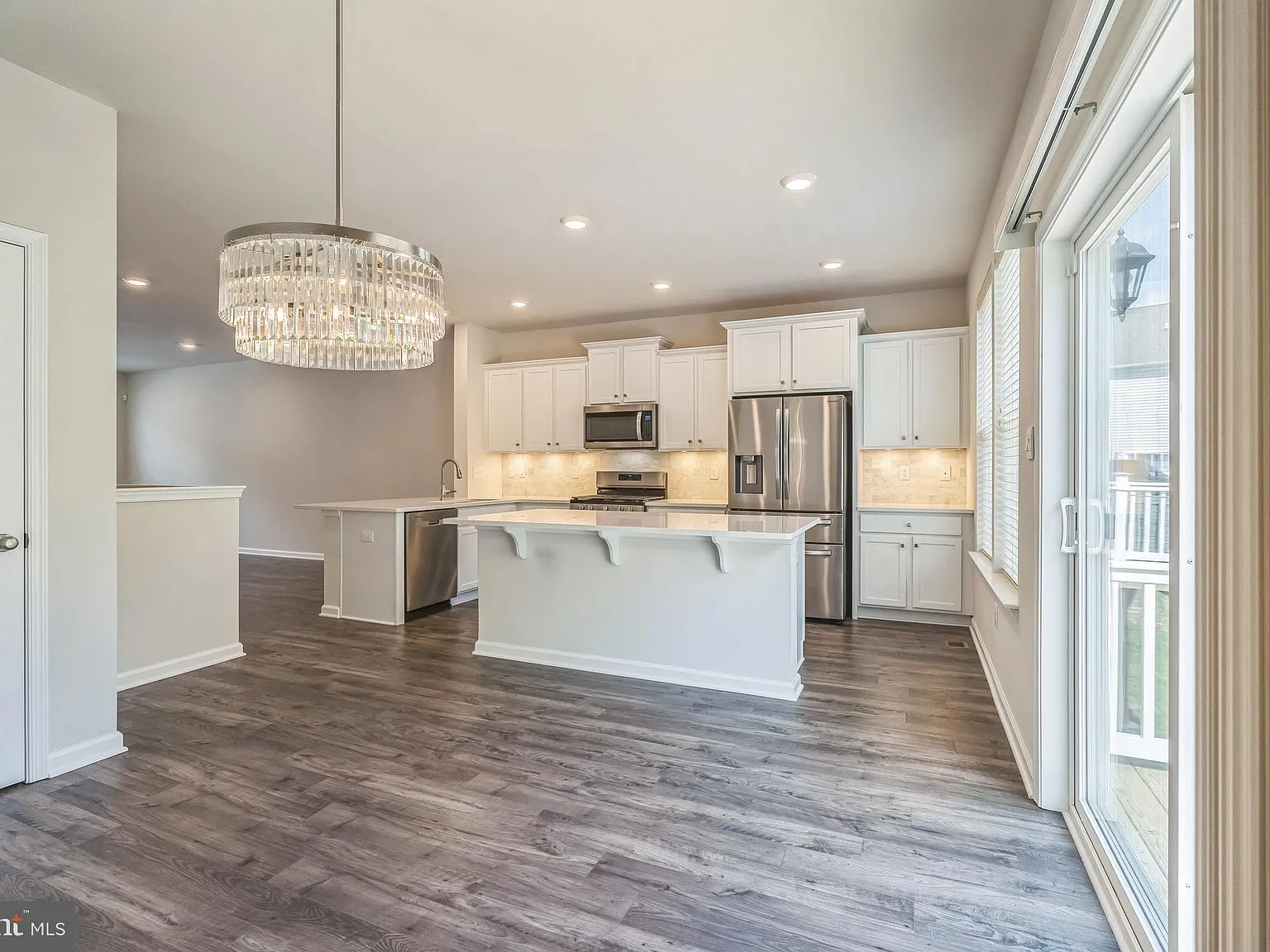 3 bed, 2.5 bath, 2290 sqft, $3,900 — Photo 2