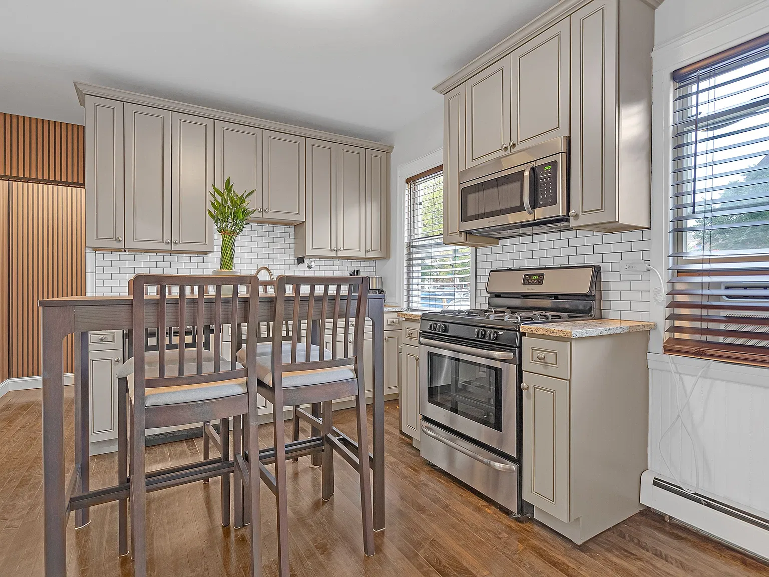 2 bed, 1.0 bath, 800 sqft, $2,250 — Photo 2