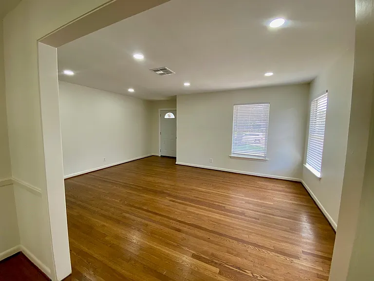 3118 Castlewood St — Photo 9
