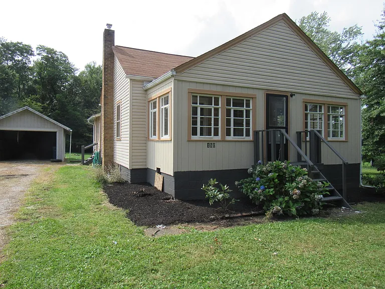 180 Columbine Ave — Photo 1