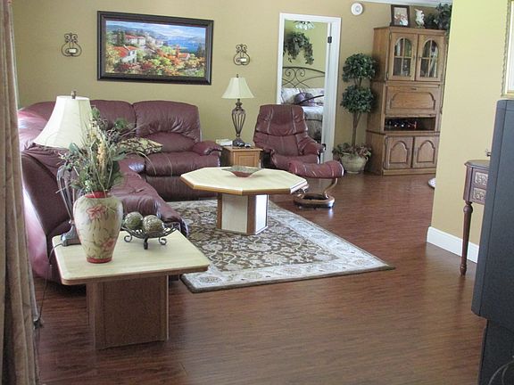 3rd image of 17 Doral Dr
