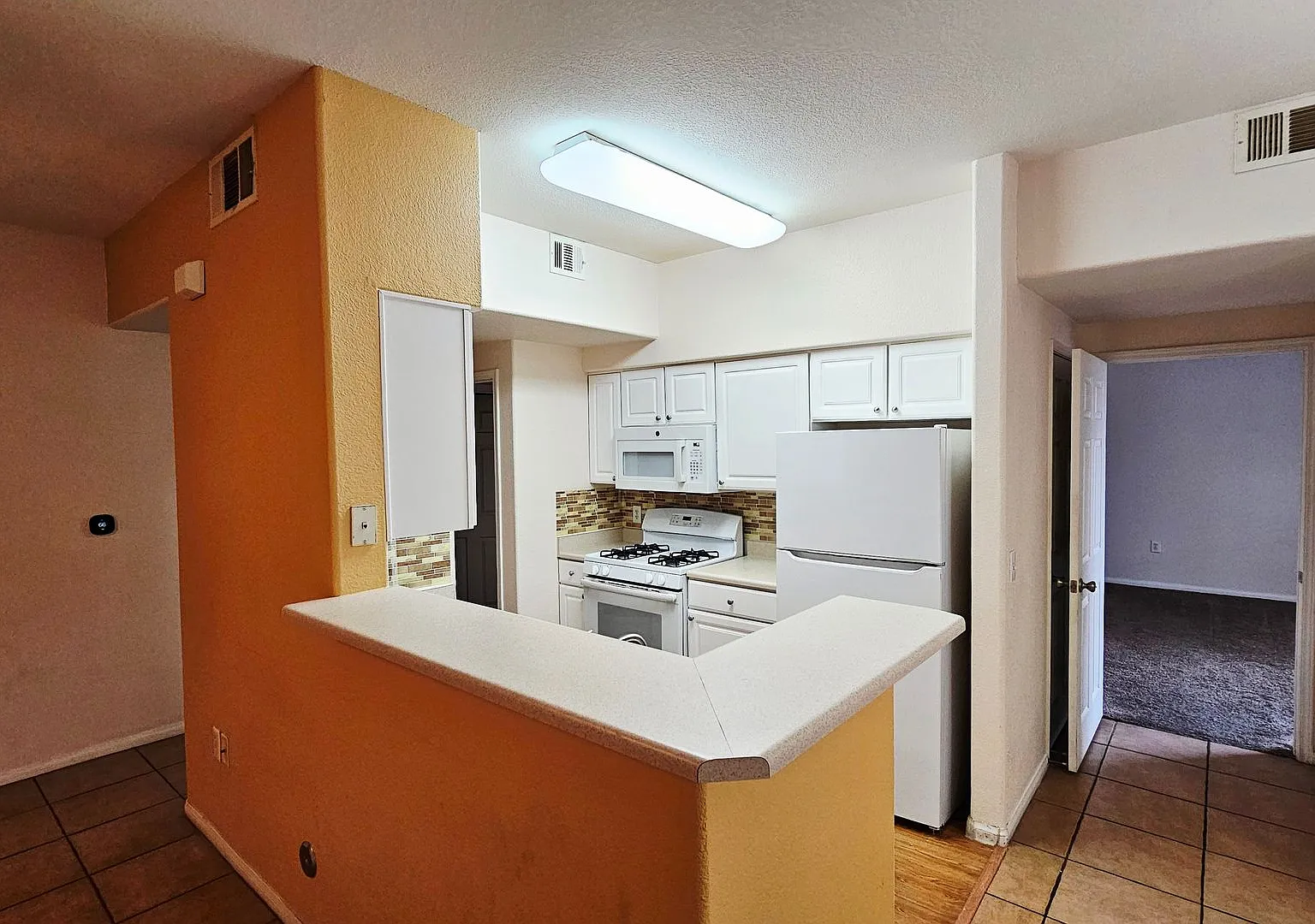2 Beds and 2 full Bathrooms Condo for Rent — Photo 4