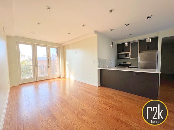 3rd image of 27-04 Hoyt Ave S #2R