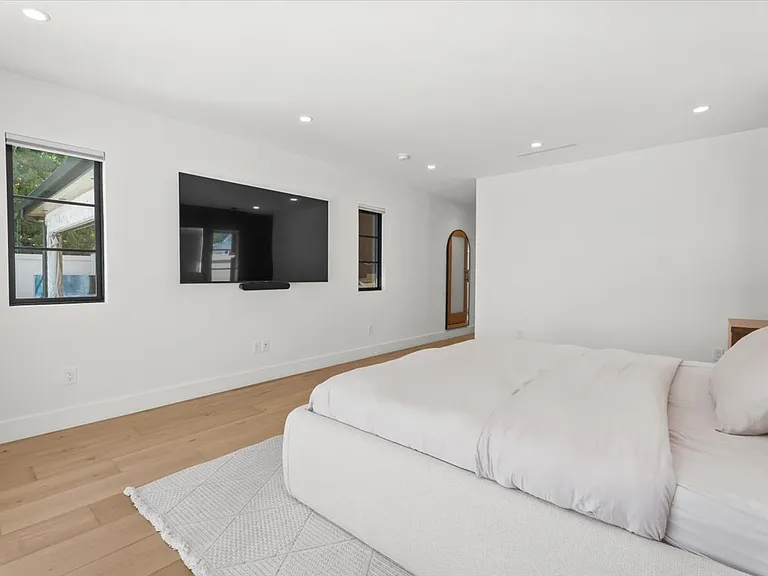 5748 Vesper Ave #1 — Photo 13