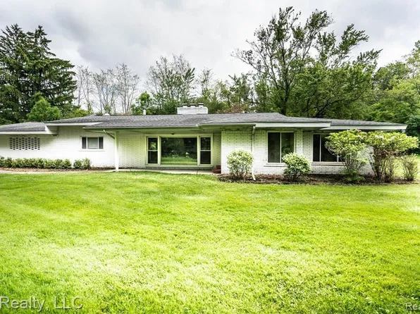 3975 Brookside Dr, Bloomfield Hills, MI 48302