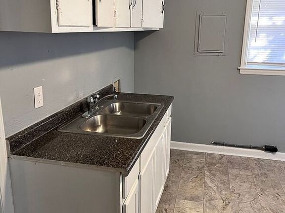 3rd image of 2407 Crestview Dr
