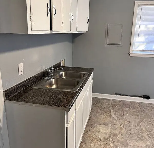 2407 Crestview Dr — Photo 3