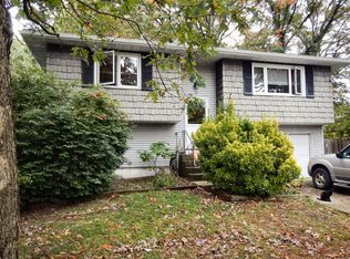 19 Santam Ct, Bay Shore, NY 11706