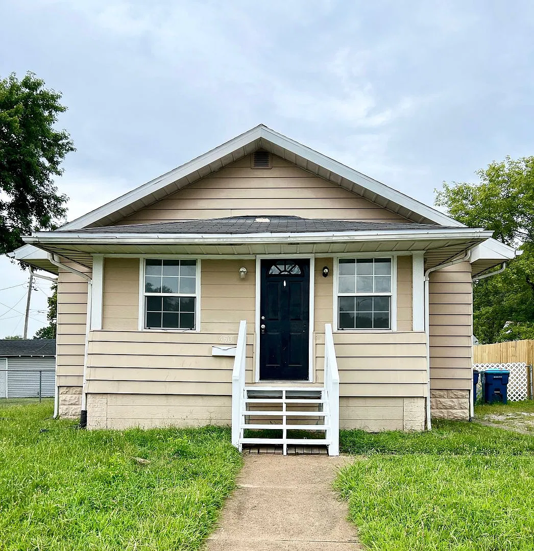 Updated and rent ready...450 Hamilton, Wood River — Photo 1