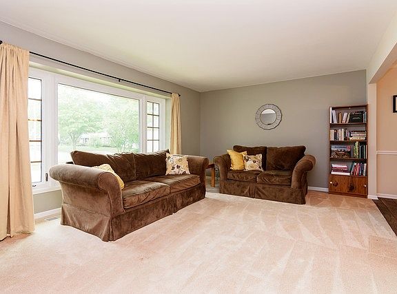 3rd image of 952 N Hedgewood Dr