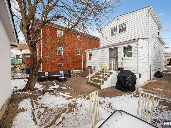 4th image of 415-417 Preakness Ave