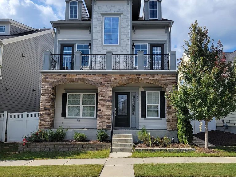 1252 Gloriosa St — Photo 3