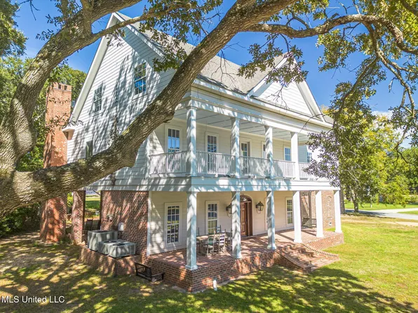 726 Wiggins Cir, Pascagoula, MS 39581