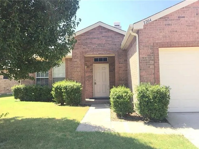 2204 Hickory Dr — Photo 1