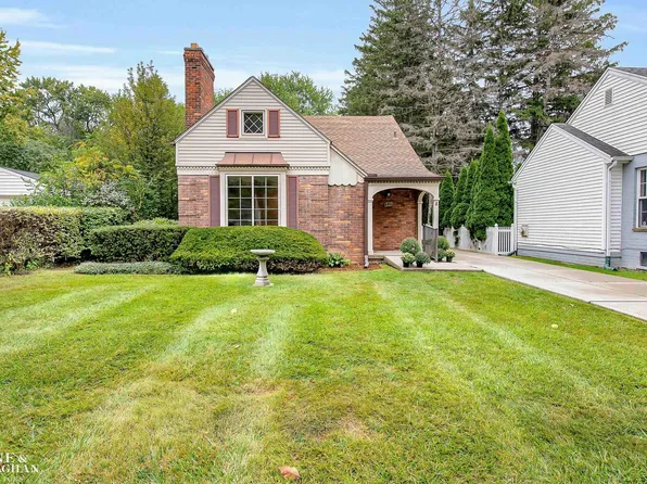840 Rivard Blvd, Grosse Pointe, MI 48230