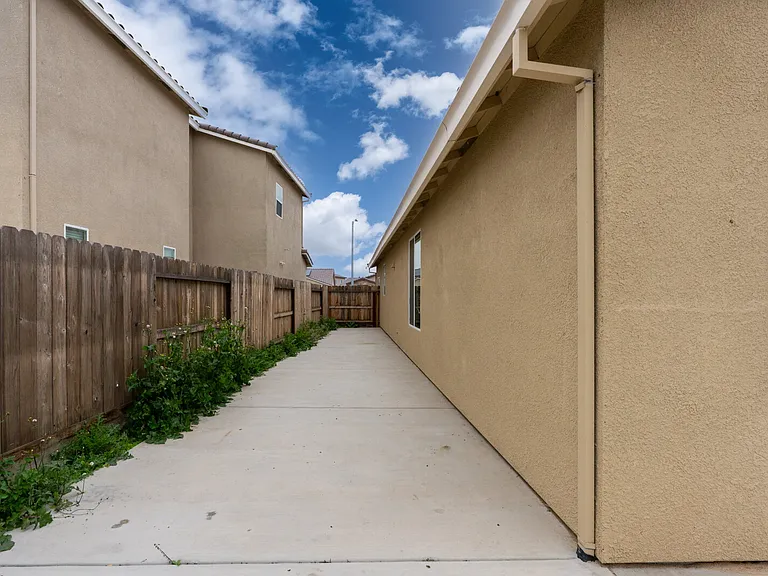814 Courtney Ct — Photo 22
