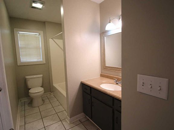 4th image of 82 Carolyn Dr