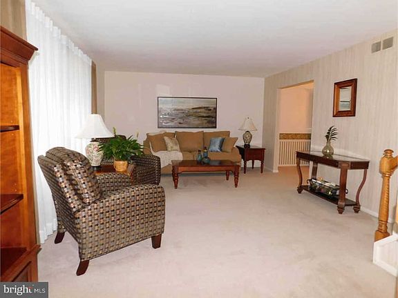 5th image of 105 W Georgianna Dr