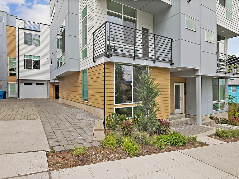 902 N 86th St — Photo 33