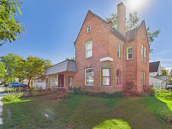 2nd image of 605 Main St S