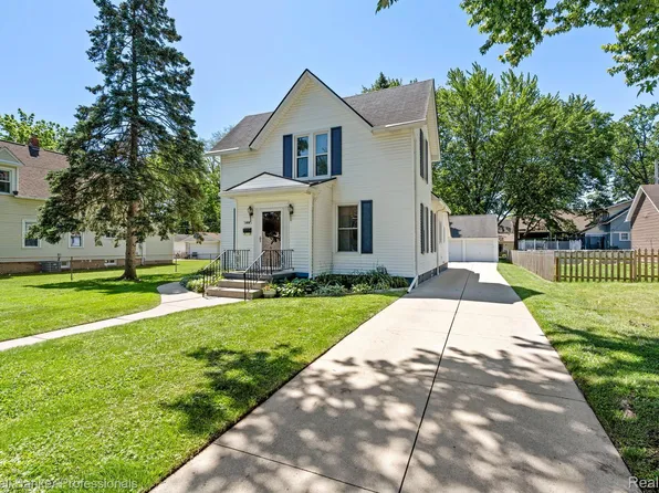 165 Colonial Ct, Mount Clemens, MI 48043