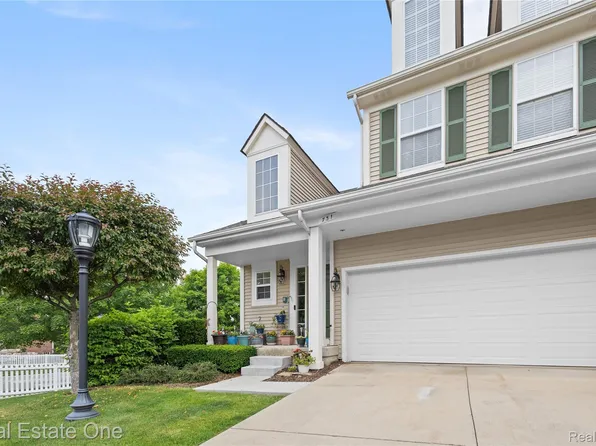 731 E Bluff Ct, Rochester, MI 48307