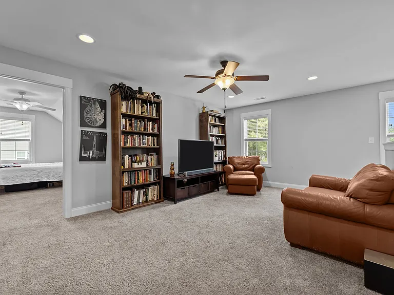 130 Amelia Dr — Photo 31