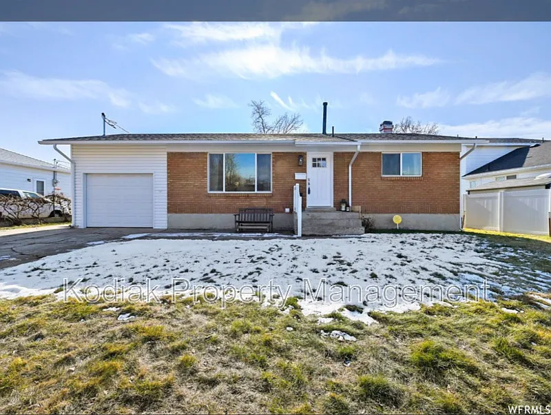 4 bed, 2.0 bath, 1888 sqft, $2,250 — Photo 3
