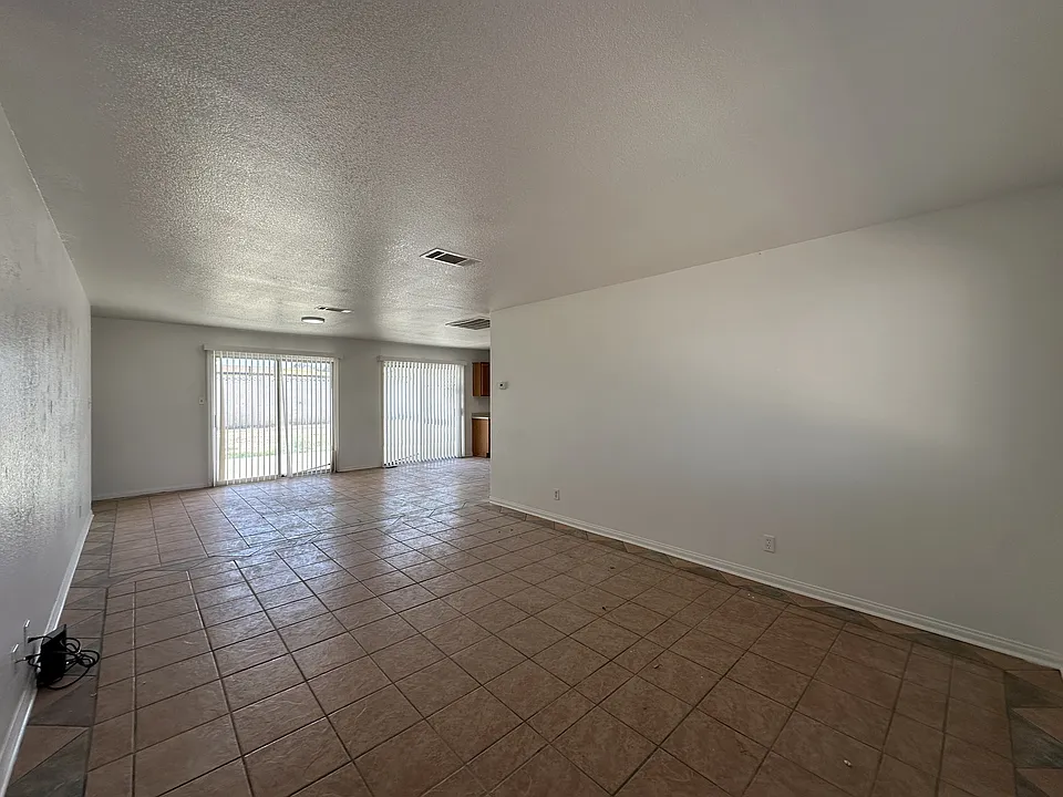 6905 Singing Dunes Ln