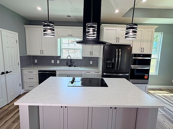 5th image of 302 E Travis St