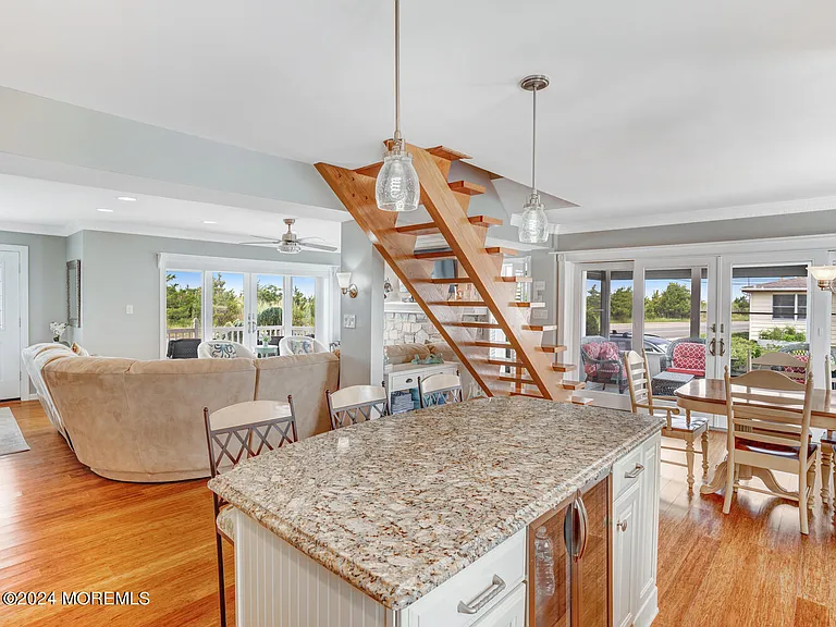 200 S Bayview Ave — Photo 11