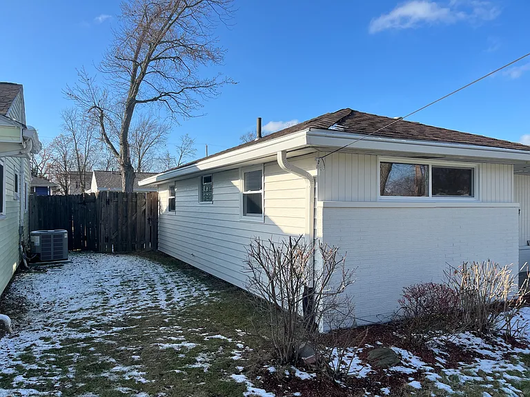 868 Mansfield St — Photo 2