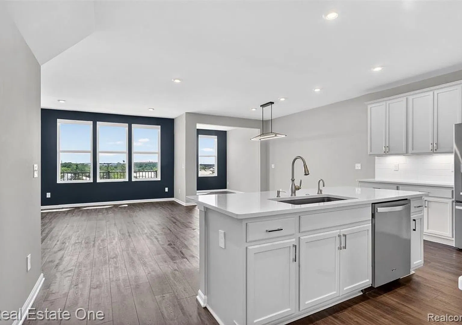 Modern 3-Bedroom Condo in Lake Orion Near I-75 — Photo 3