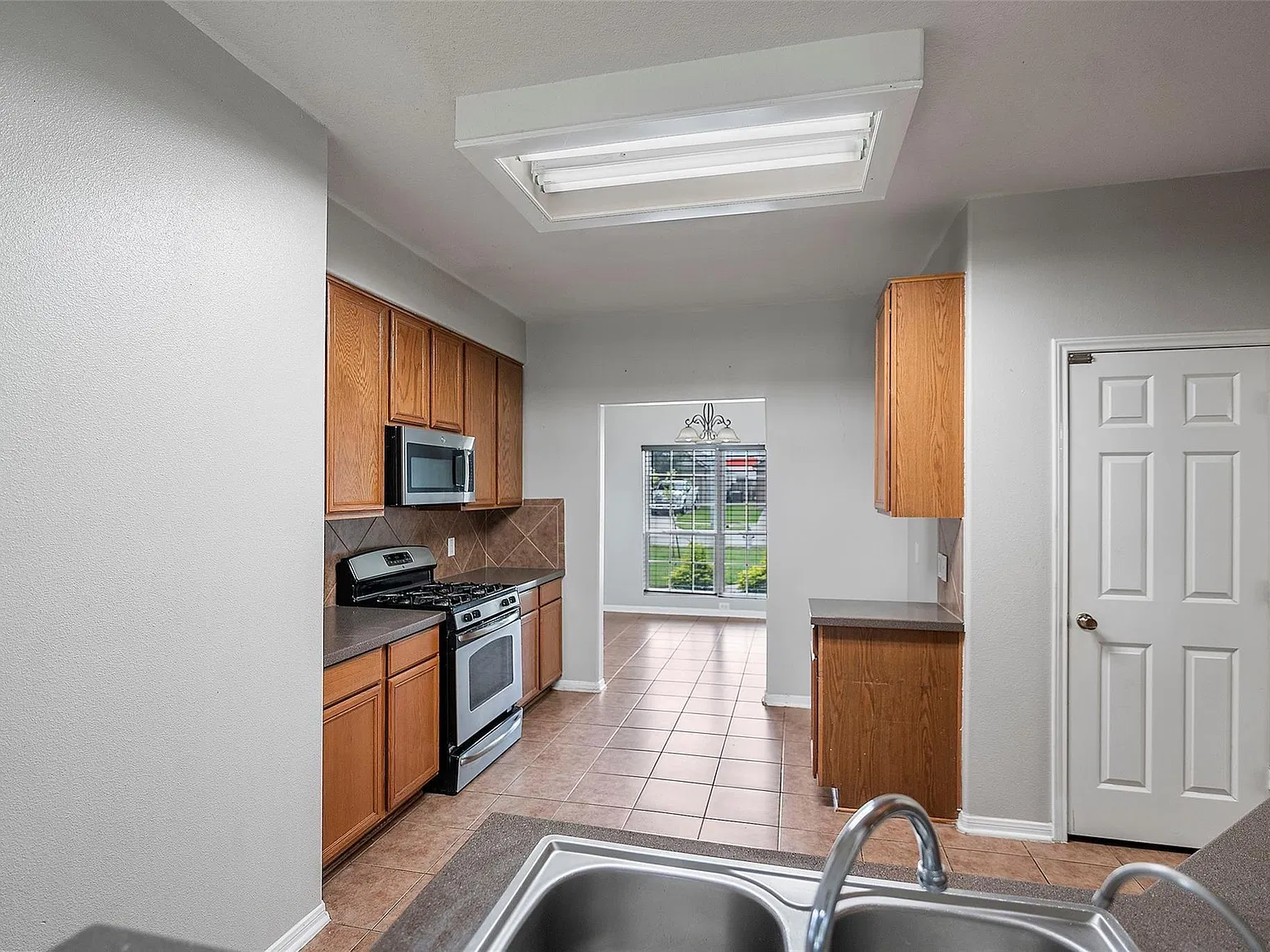 5 bed, 3.0 bath, 2675 sqft, $2,680 — Photo 4
