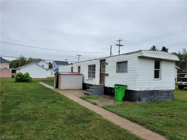 705 W 1st St, Uhrichsville, OH 44683